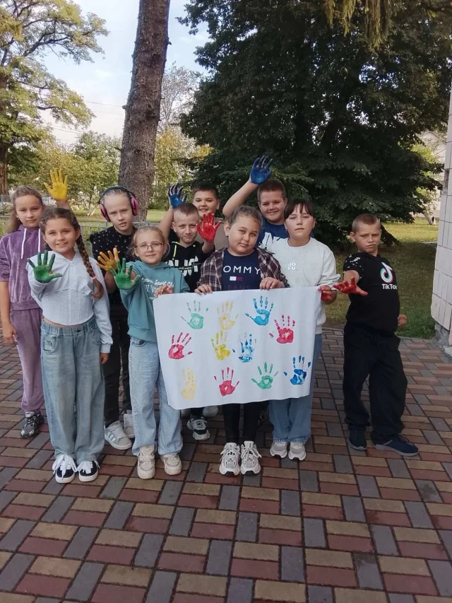 Групове фото з творчою роботою на подвір’ї